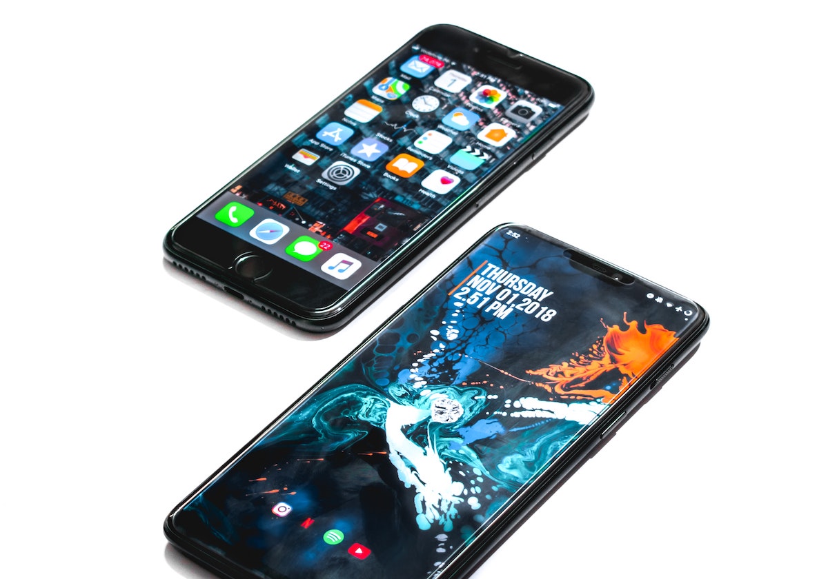 android-iphone-side-by-side iphone next to android phone